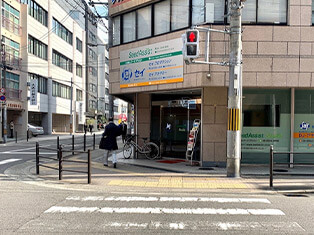 横断歩道を渡って、アカデミーレッスンルームに到着！（写真9）